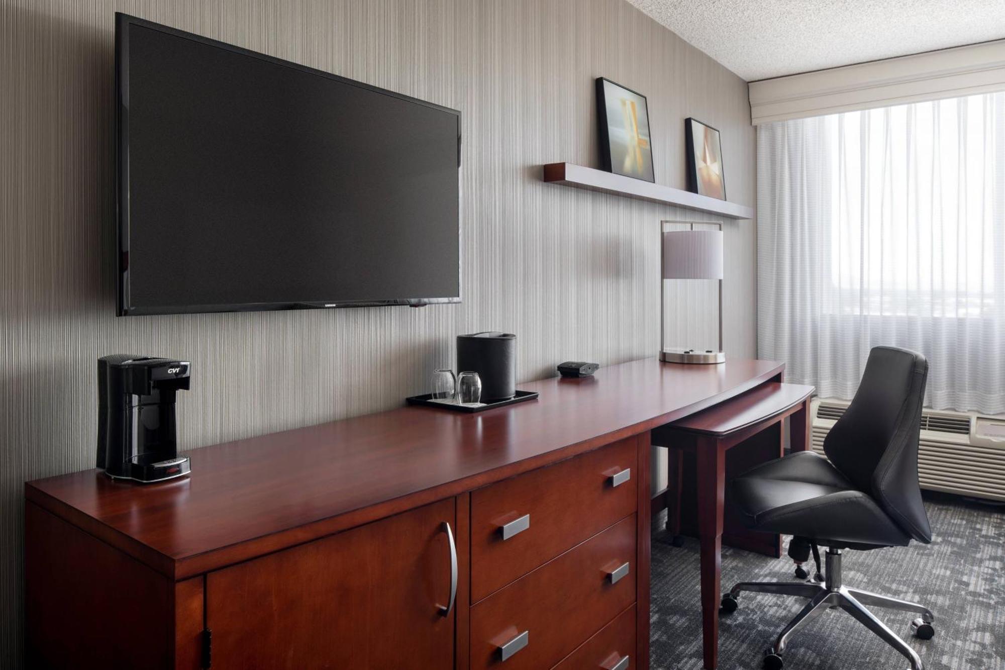 Отель Courtyard By Marriott Richmond Berkeley Экстерьер фото
