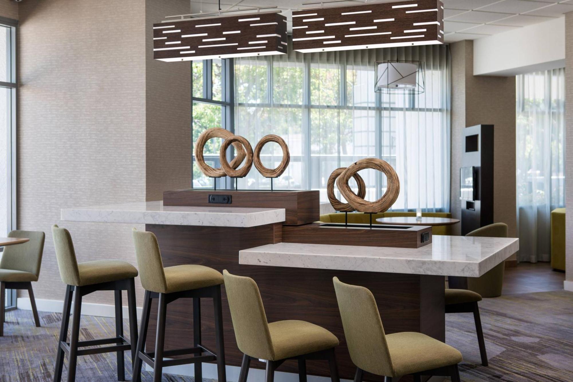 Отель Courtyard By Marriott Richmond Berkeley Экстерьер фото