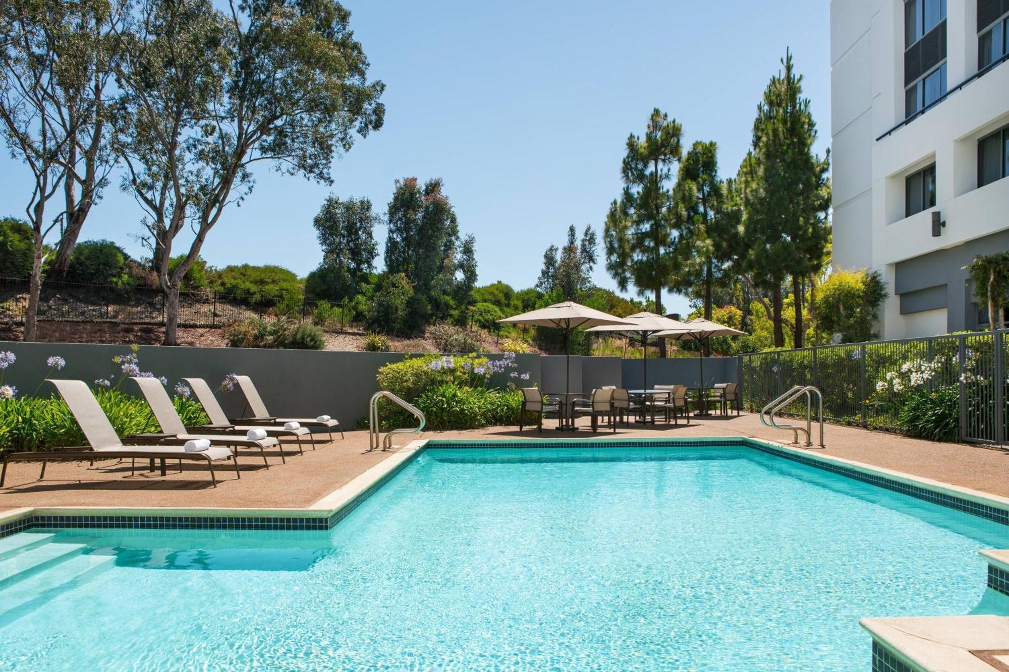 Отель Courtyard By Marriott Richmond Berkeley Экстерьер фото