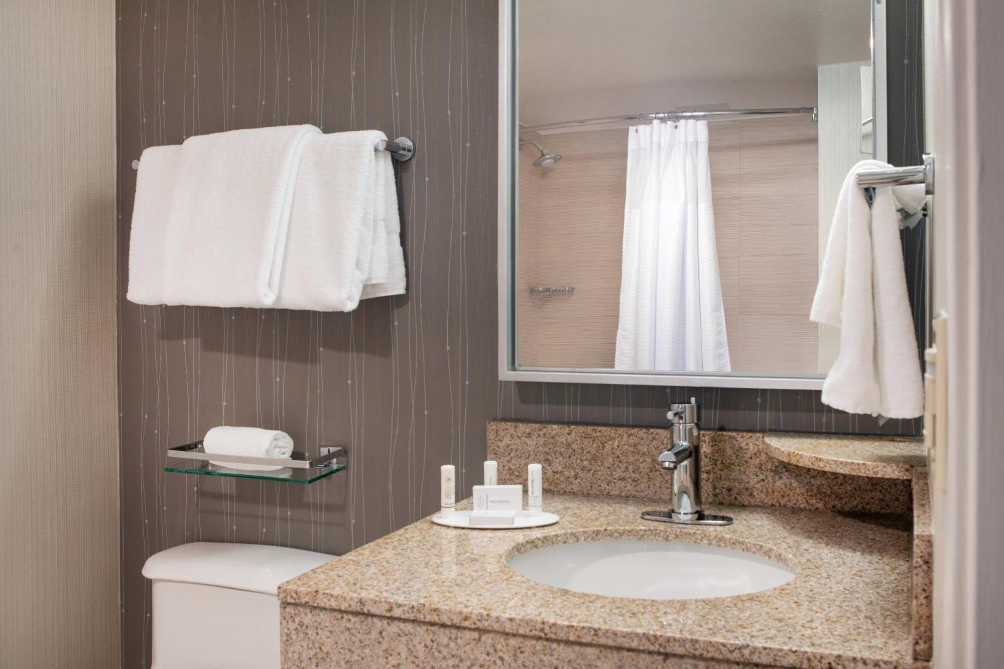 Отель Courtyard By Marriott Richmond Berkeley Экстерьер фото