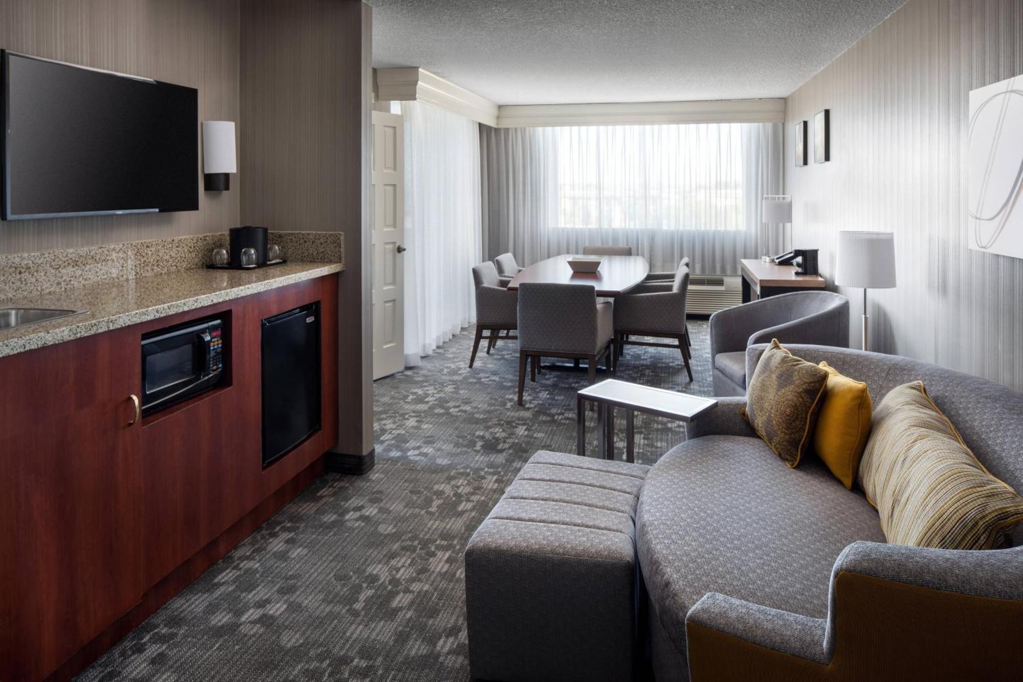 Отель Courtyard By Marriott Richmond Berkeley Экстерьер фото