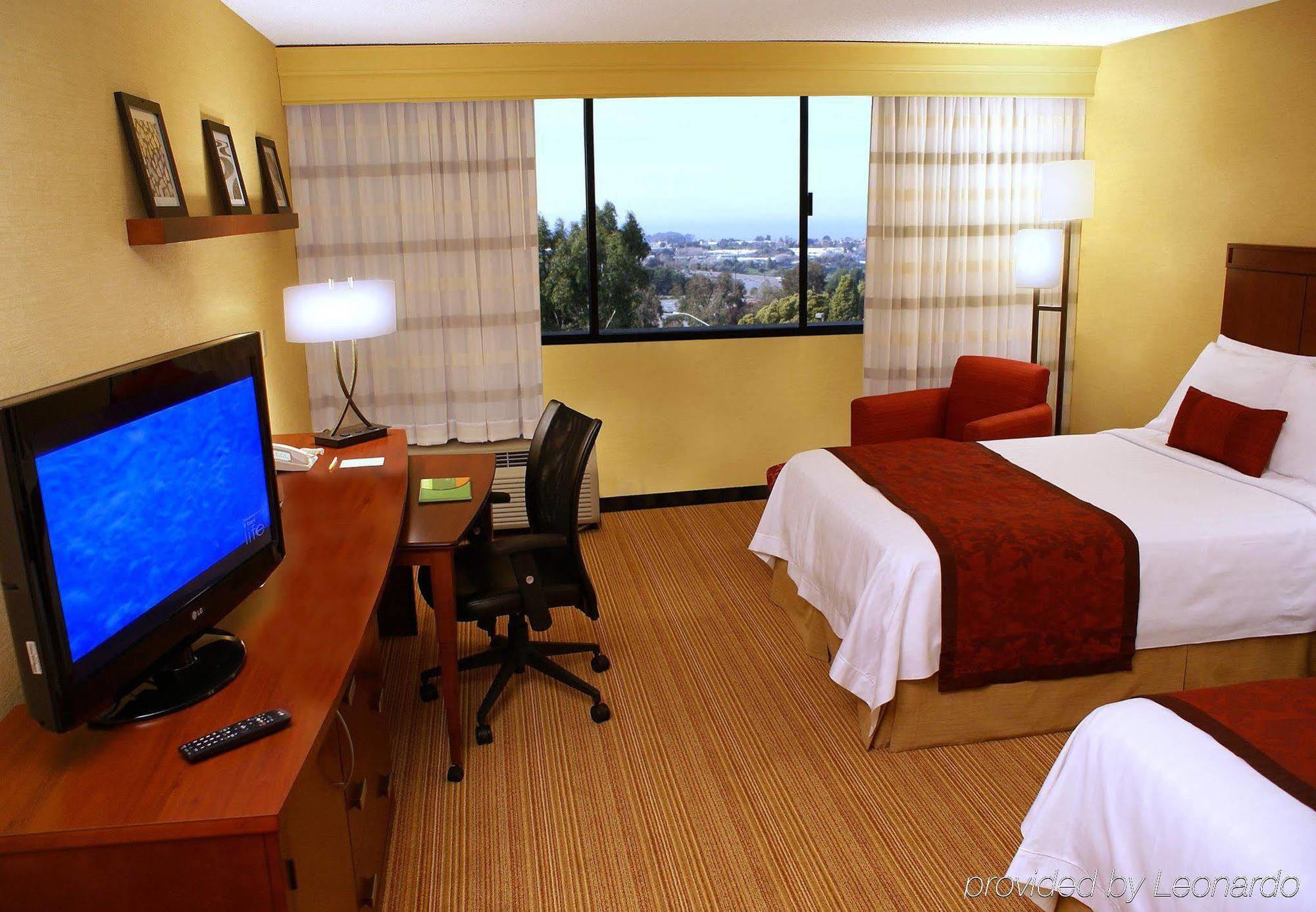 Отель Courtyard By Marriott Richmond Berkeley Экстерьер фото