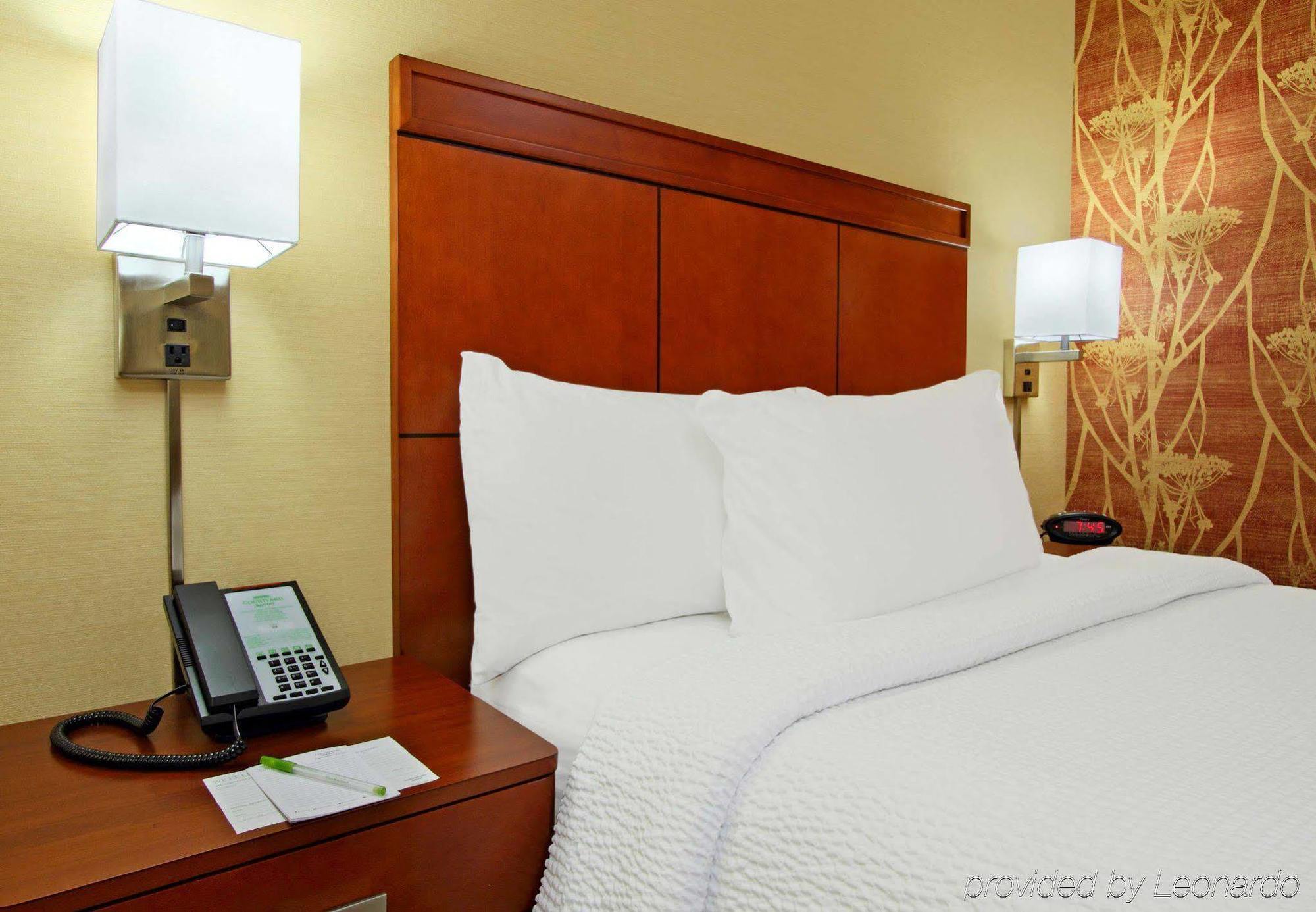 Отель Courtyard By Marriott Richmond Berkeley Экстерьер фото