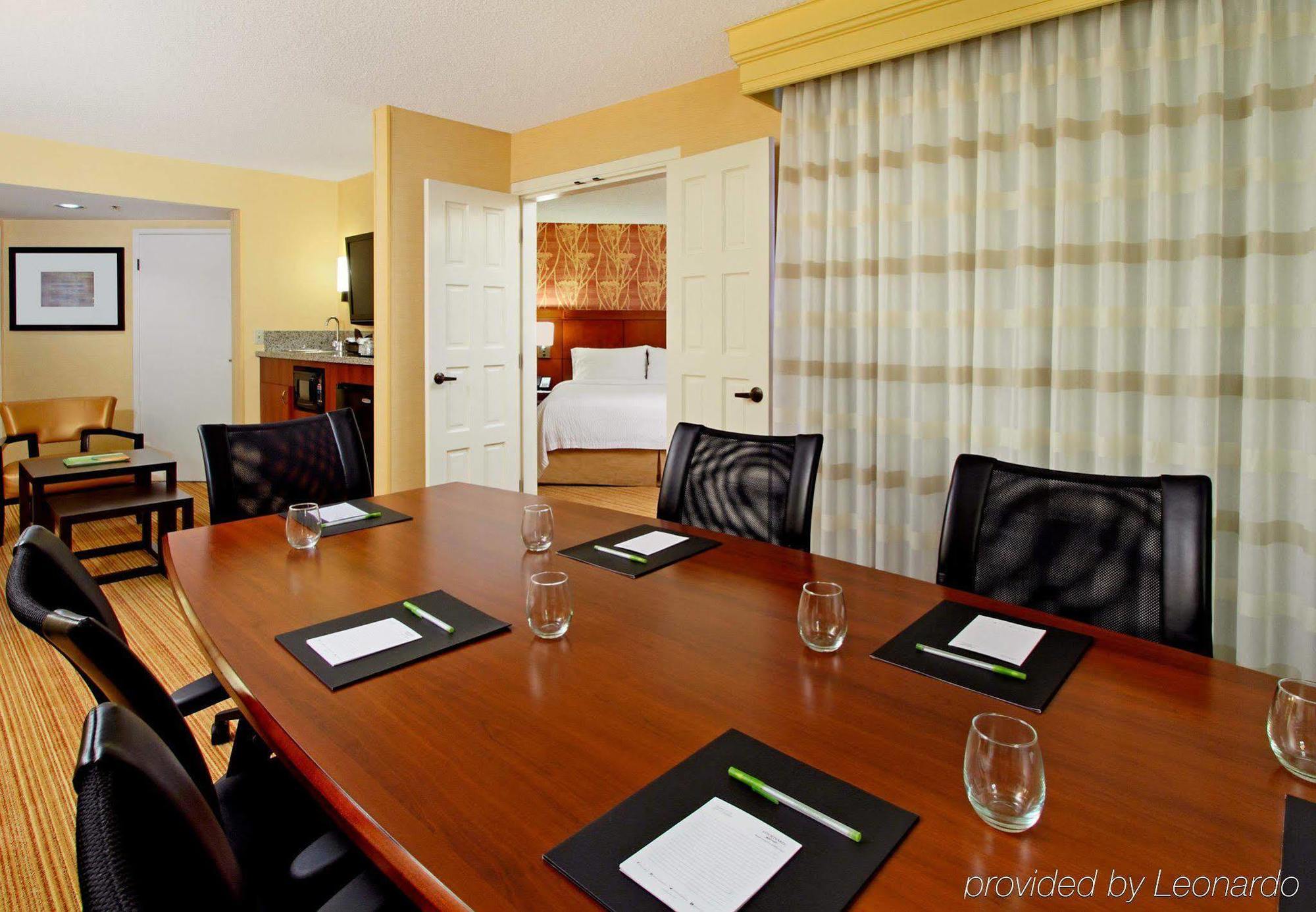 Отель Courtyard By Marriott Richmond Berkeley Экстерьер фото