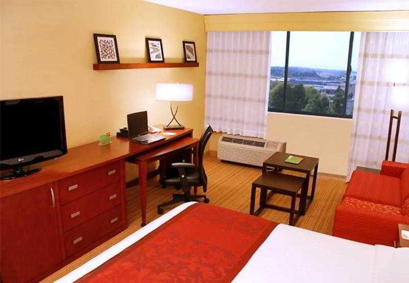 Отель Courtyard By Marriott Richmond Berkeley Экстерьер фото